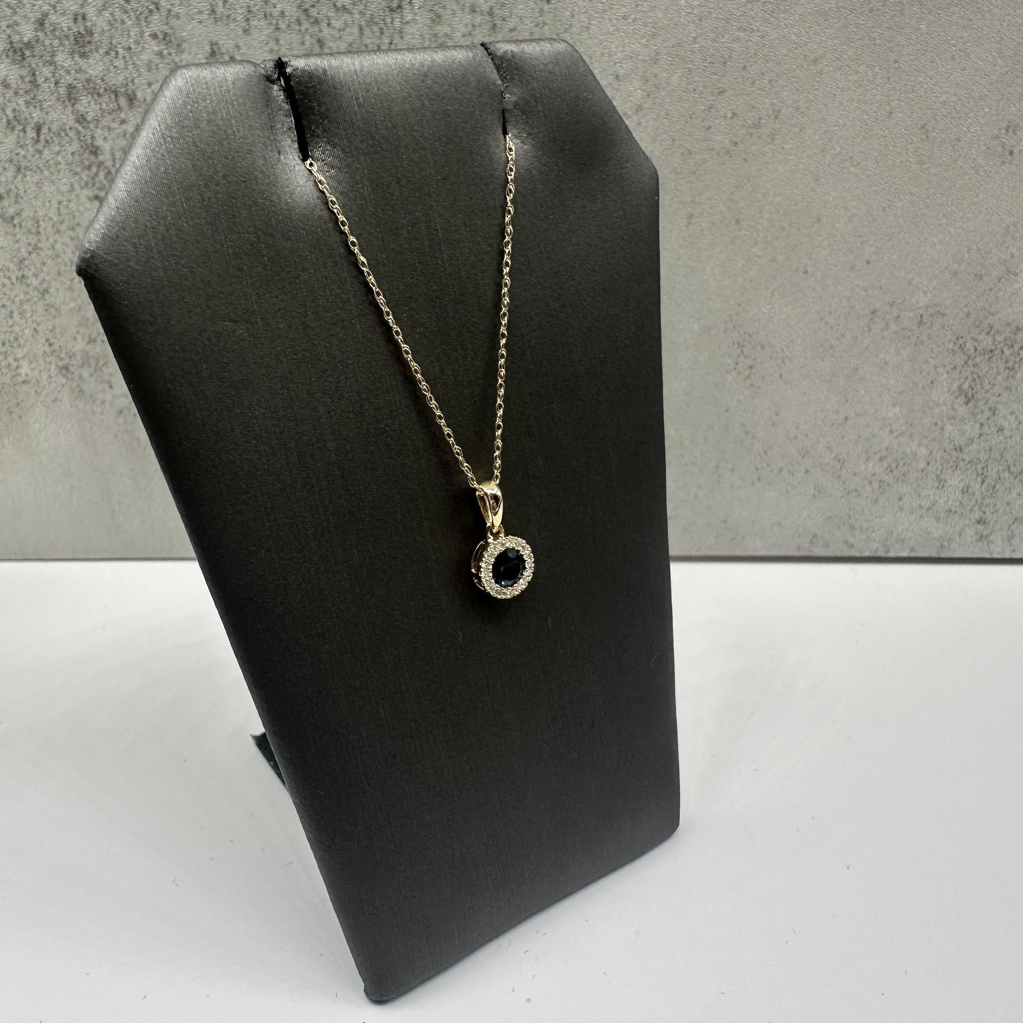 Ce superbe collier de topazes et de diamants en or jaune 10kt présente une topaze bleue de Londres ronde de 4 mm, rehaussée de 0,06ctw de diamants ronds GH I1 naturels, offrant un design magnifique et étincelant. La longueur de 18 pouces est