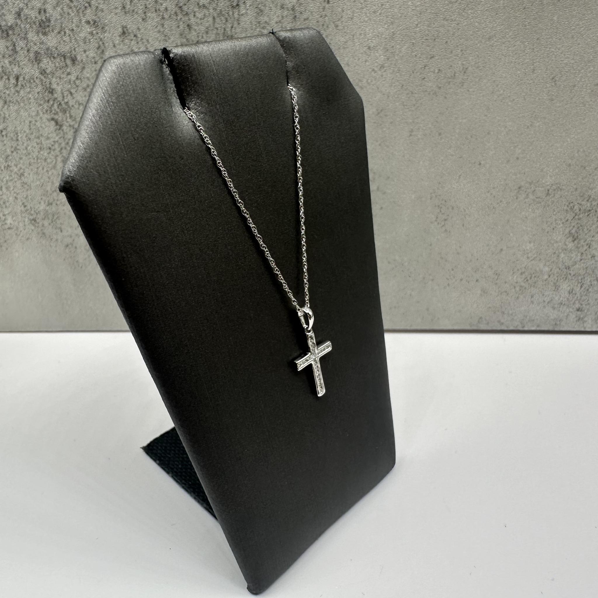 Cet élégant collier croix en diamant en or blanc 14kt est orné de 0,06ctw de diamants ronds GH I1 naturels, ajoutant une délicate touche d'éclat au design intemporel de la croix. La longueur de 18 pouces est confortable et le fermoir à anneau à