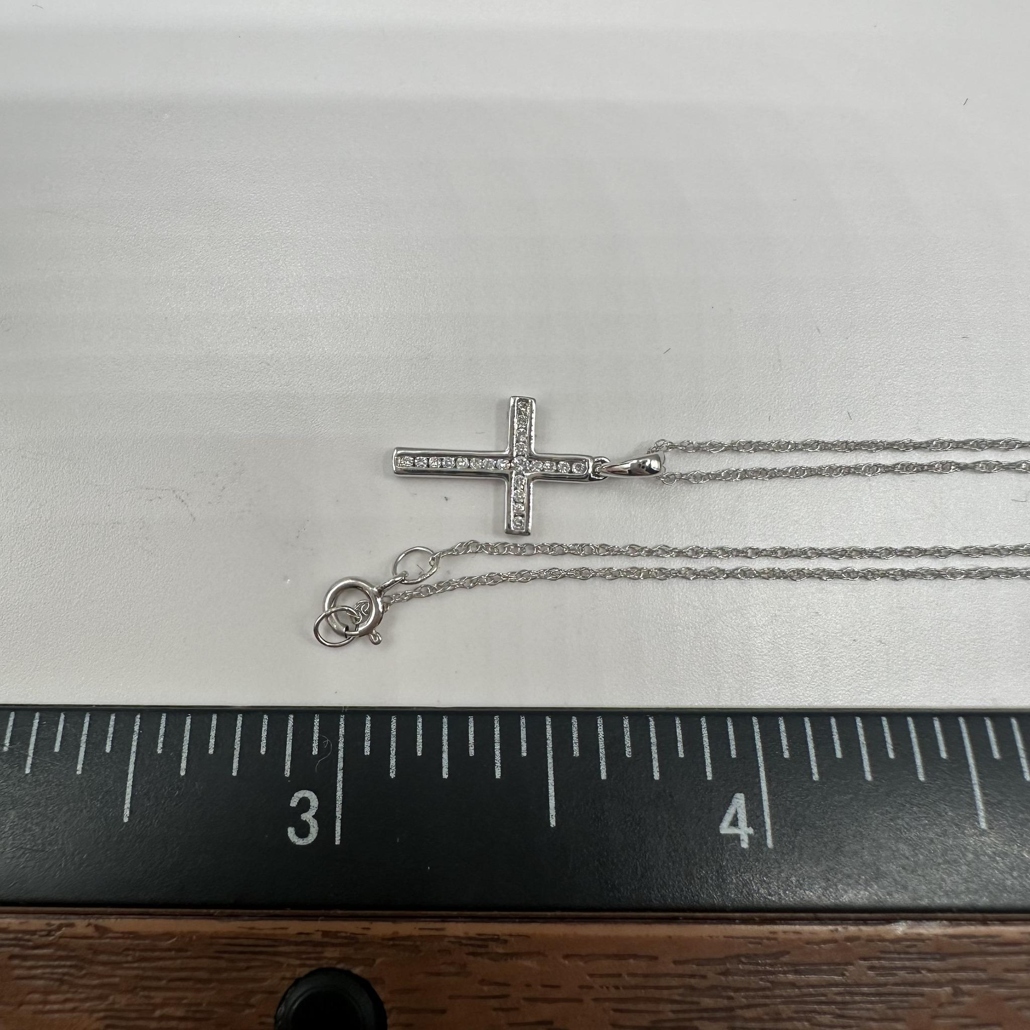 Collier croix en diamant en or blanc 14kt - 0.06ctw GH I1, 18