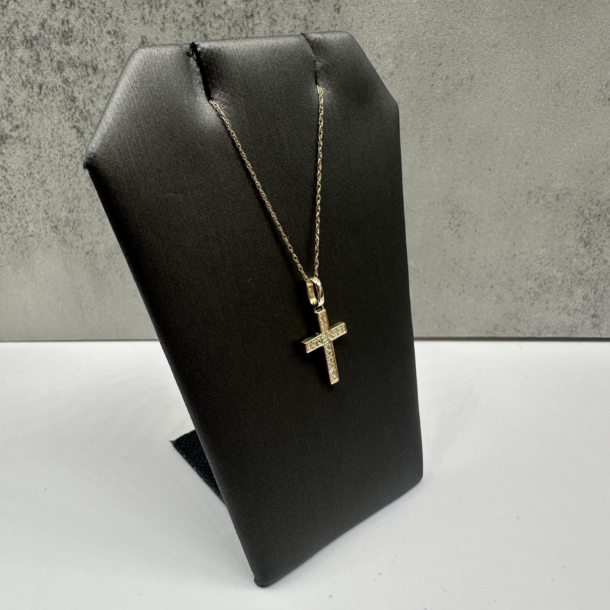 Cet élégant collier croix en diamant en or jaune 14kt présente 0,12ctw de diamants ronds de taille unique GH I1 naturels, ajoutant une touche d'éclat au design classique de la croix. La longueur de 18 pouces est parfaite pour la plupart des