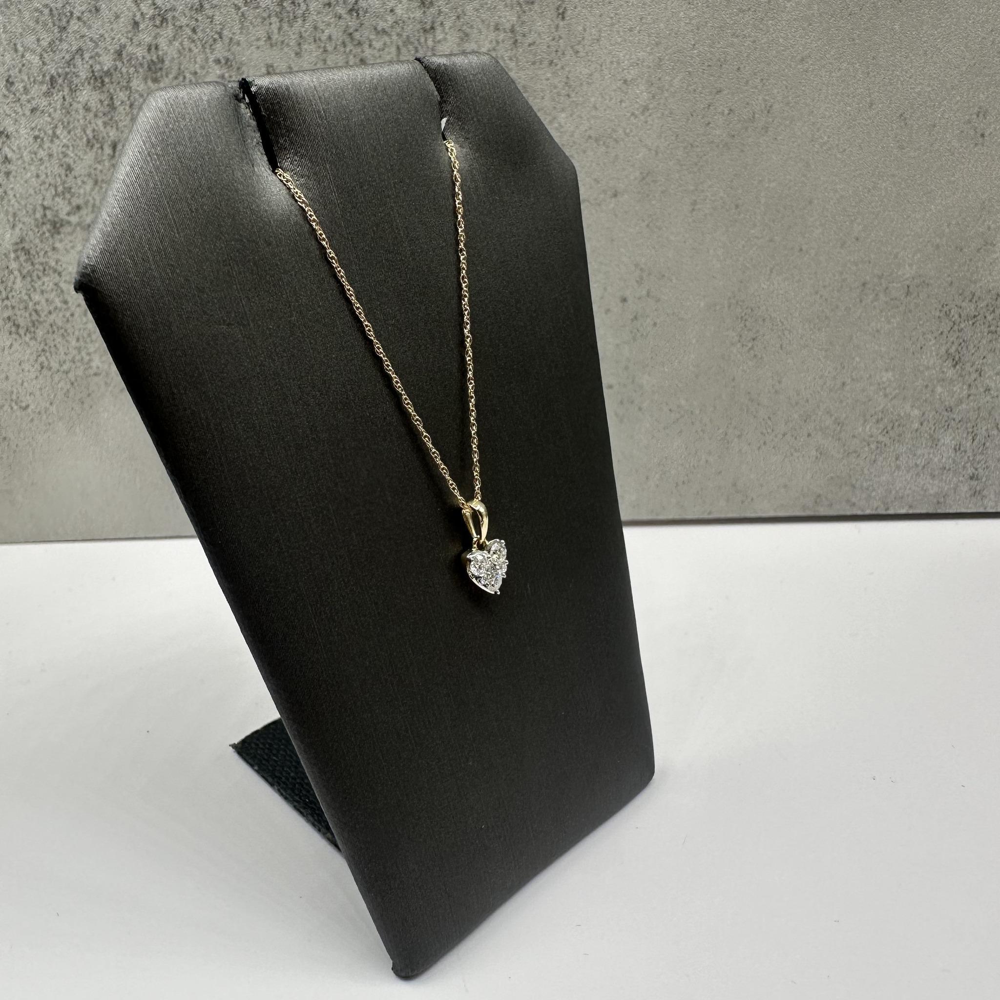 Questa splendida collana con cuore di diamanti in oro giallo 14kt presenta 0,18ctw di diamanti tondi naturali GH SI2-I1, che aggiungono un delicato scintillio al pendente a forma di cuore. La lunghezza di 18 pollici è perfetta per la maggior parte