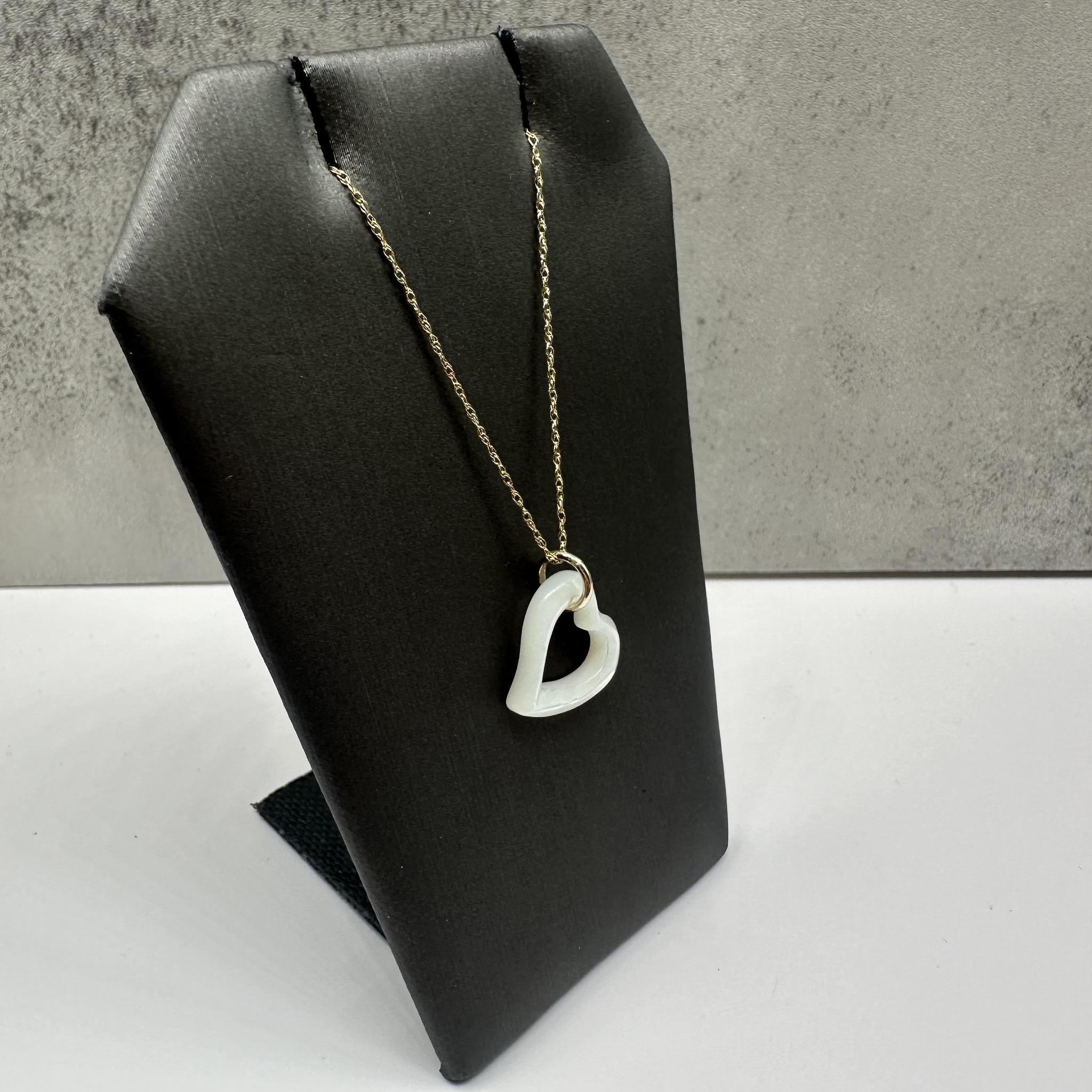 Questa elegante collana Cuore di Madreperla in oro giallo 10kt presenta un ciondolo a forma di cuore splendidamente lavorato che aggiunge un tocco morbido e senza tempo a qualsiasi outfit. Con una lunghezza di 18 pollici e un peso di soli 0,9