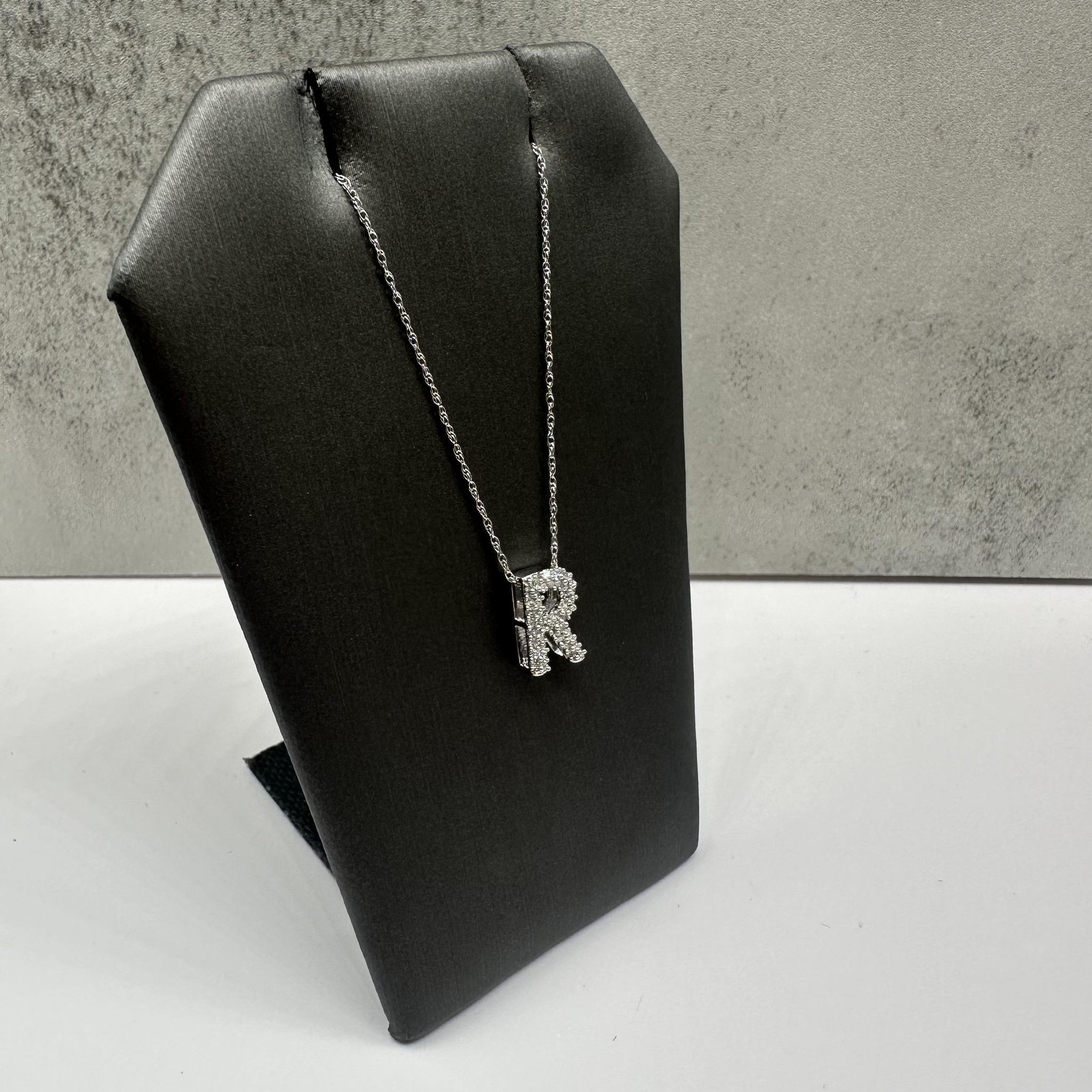 Diese elegante Diamant-Halskette mit der Initiale 