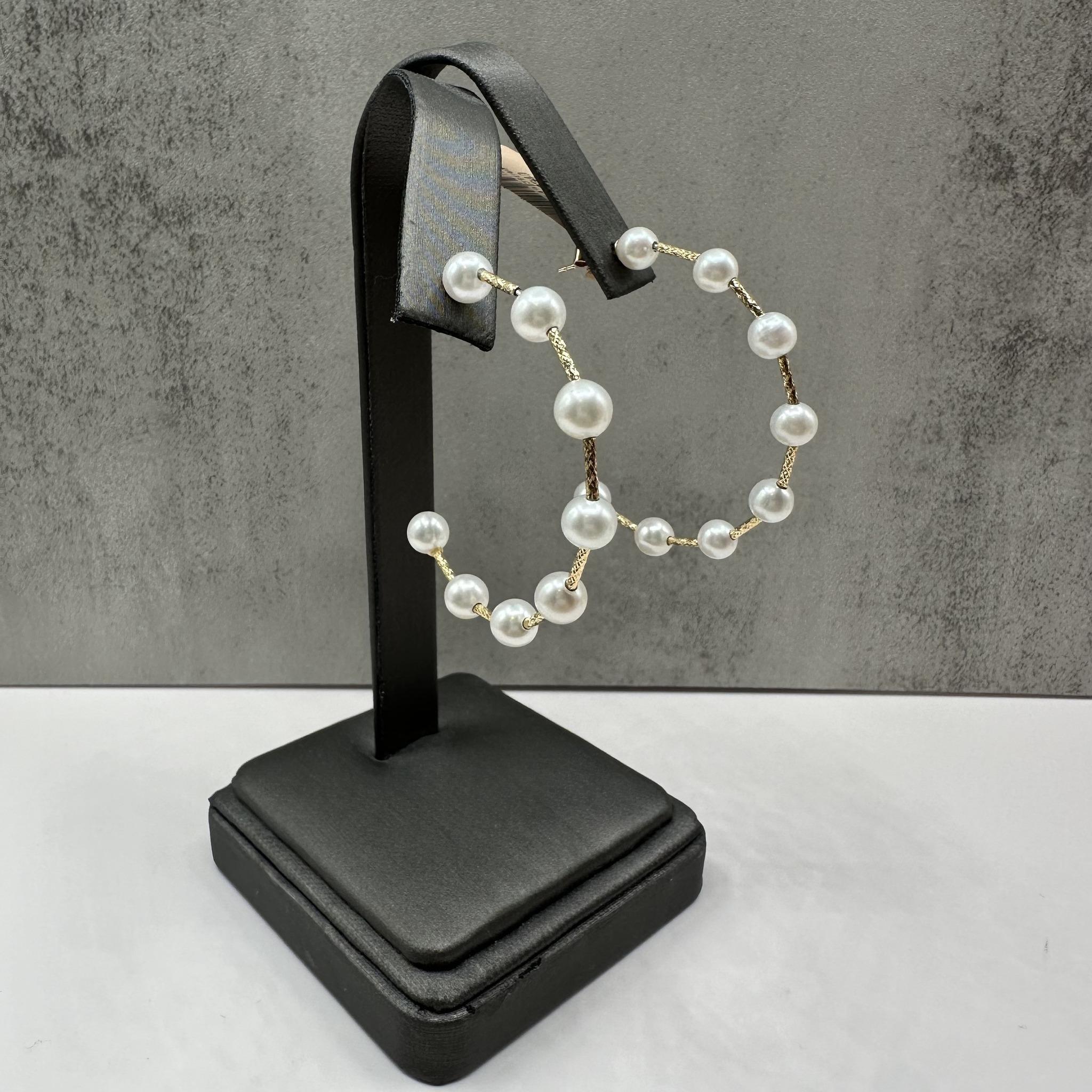 Ces anneaux en or jaune 14 carats, ornés de perles d'eau douce, ajoutent une touche d'élégance à votre collection de bijoux. Avec un poids de 4,1 grammes, ils offrent un ajustement confortable avec des embouts sécurisés. Neuves avec leur étiquette