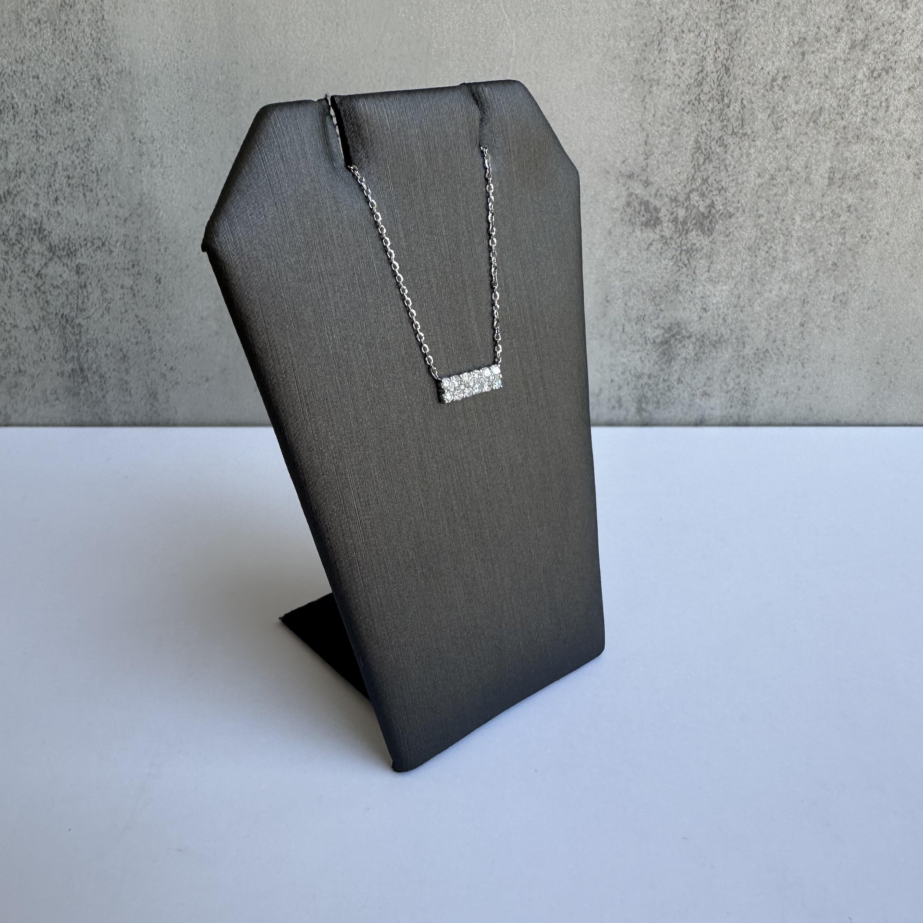 Arricchisci la tua collezione di gioielli con questa splendida collana con barrette di diamanti in oro bianco 14 carati. Con 0,21 carati di diamanti tondi naturali GH SI a taglio singolo, questa collana combina una bellezza senza tempo con