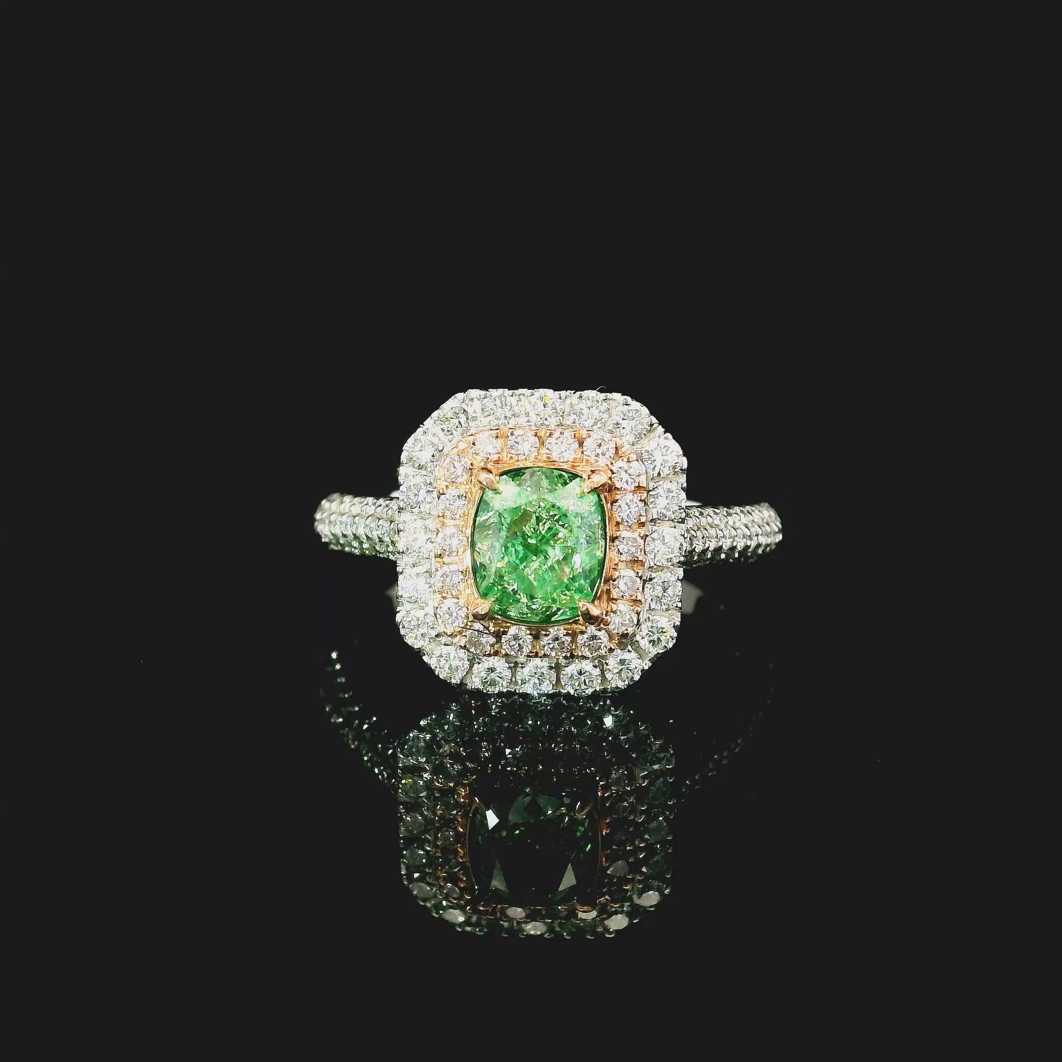 Bague en or blanc 18kt avec diamants
  
  Couleur de l'or et carat : Or blanc 18kt
  Poids : 3.73 grammes
  
  Ensemble avec...
  Type de pierre : Diamants
  Forme : Coussin
  Carat : 1.00 ct
  Couleur : Vert fantaisie
  Clarté : VS1
  
  Pierres