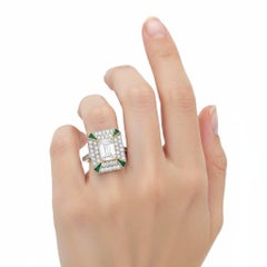 Anello in stile Art Déco in oro giallo 18 carati e platino con diamanti e smeraldi per un totale di 2,40 carati