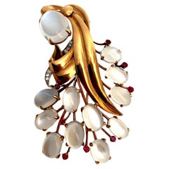 Retro Brosche aus 18 Karat Gold mit 58 Karat Mondsteinen, Rubinen und Diamanten