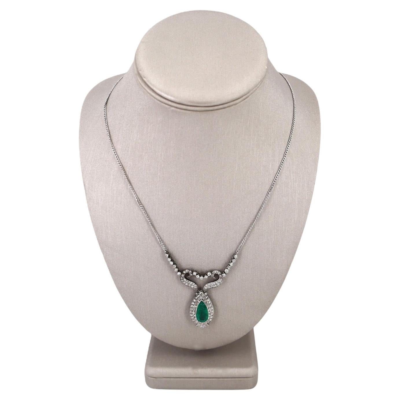 Collier en or blanc 18 carats avec émeraude colombienne certifiée GIA et diamant en vente