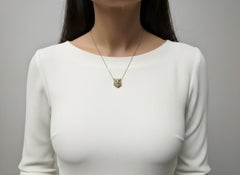 GUCCI : Collier « Tête de félin » en or 18 carats, diamants et tsavorite – Le Marché des Merveilles