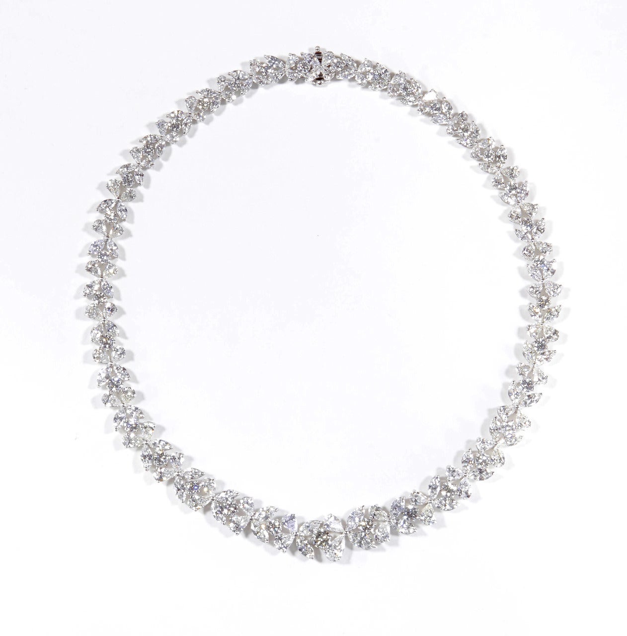 Taille poire Collier couronne classique en platine et diamants en vente