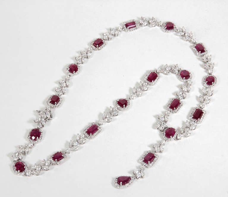 Exquisite mehrförmige Burma-Rubin- und Diamant-Halskette Damen