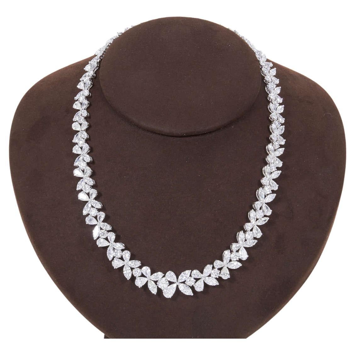 Klassische klassische Diamant-Platin-Kreuz-Halskette im Angebot
