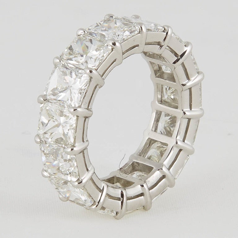 Eternity-Ring mit strahlend geschliffenem Diamant im Zustand „Neu“ im Angebot in New York, NY