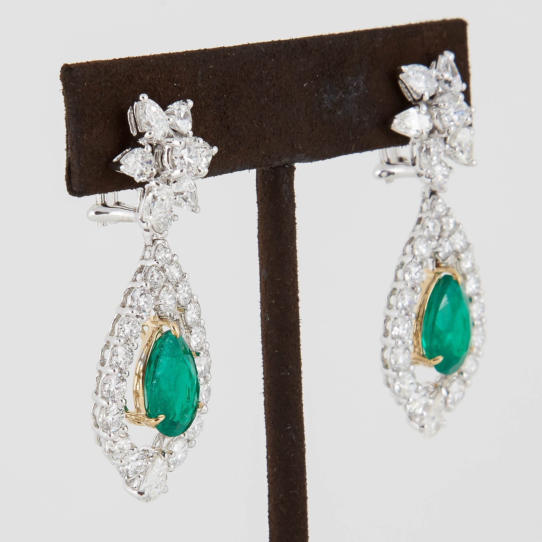 Classic Colombian Emerald Diamond Drop Earrings In New Condition For Sale In New York, NY