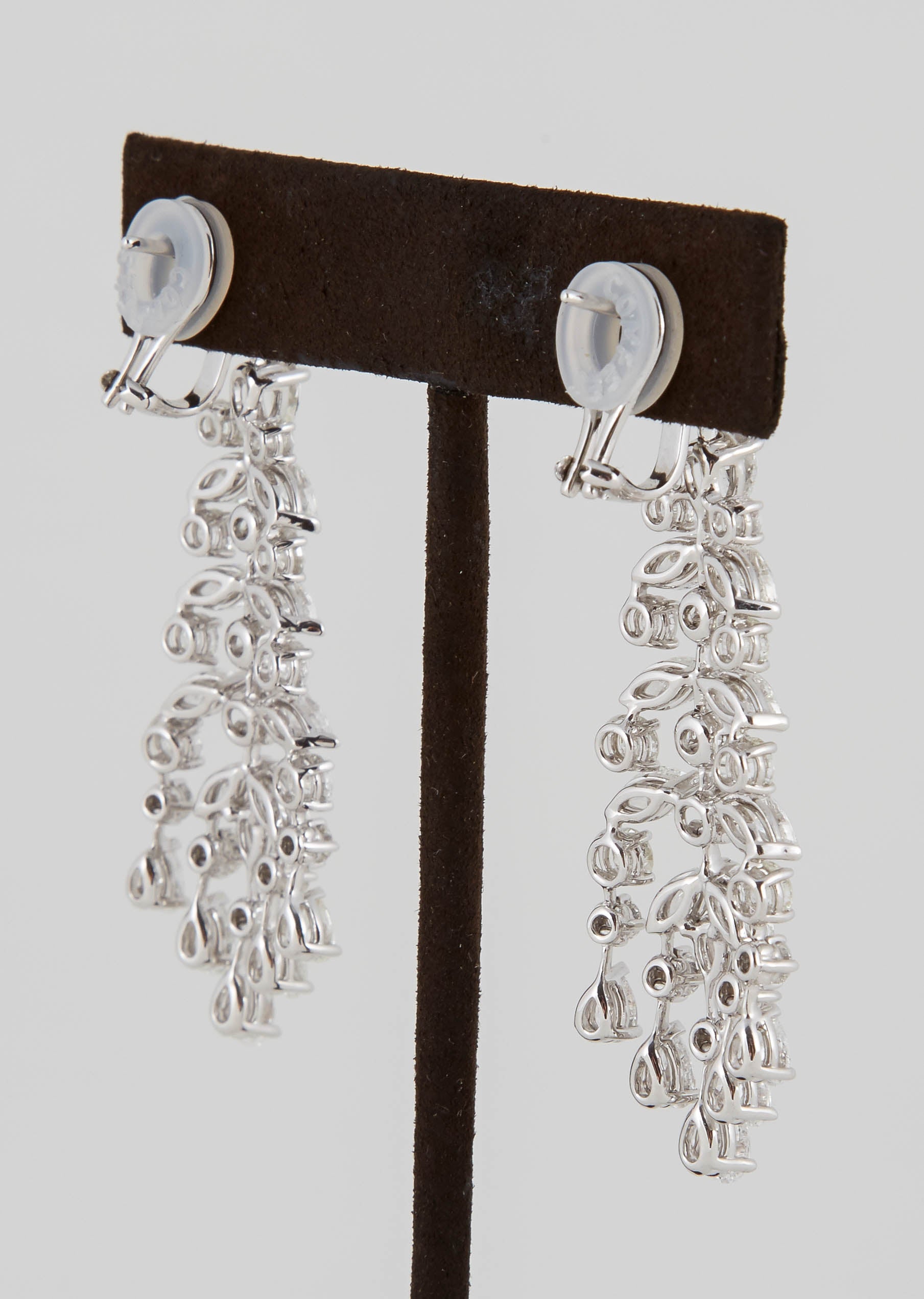 Classic Diamond Gold Chandelier Earrings In New Condition In New York, NY