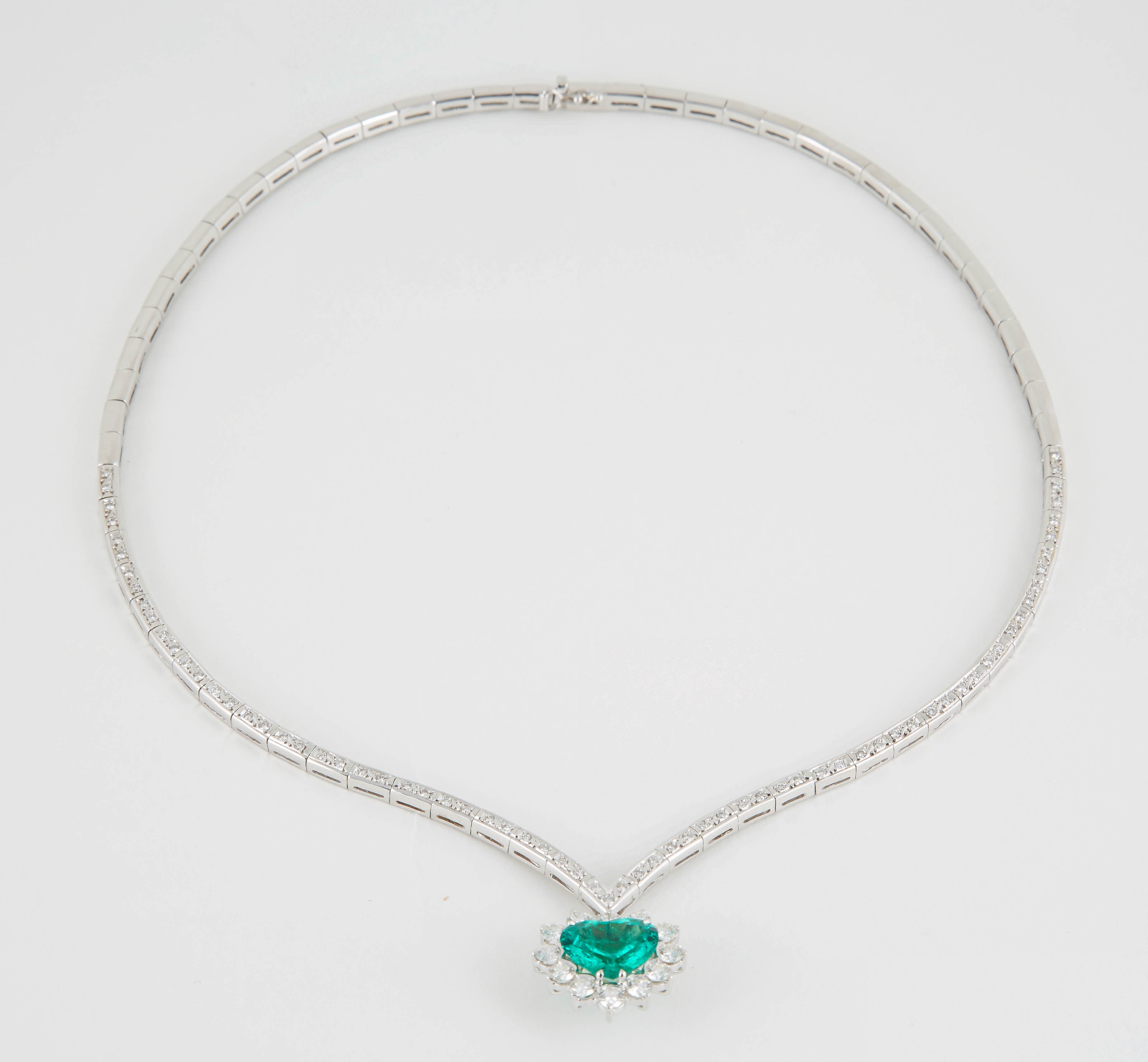 Rare AGL Certified Fine Colombian Heart Shaped Emerald Diamond Gold Necklace In New Condition In New York, NY