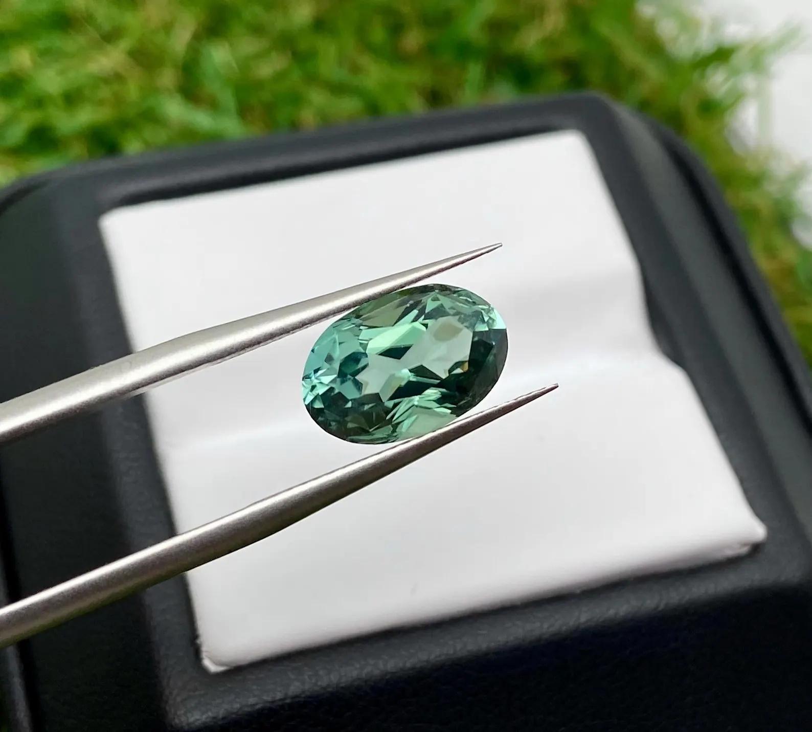 Taille ovale Tourmaline Naturelle 3.21 Ct. pierre précieuse en vrac, taille ovale, Nigeria , Certificat. en vente