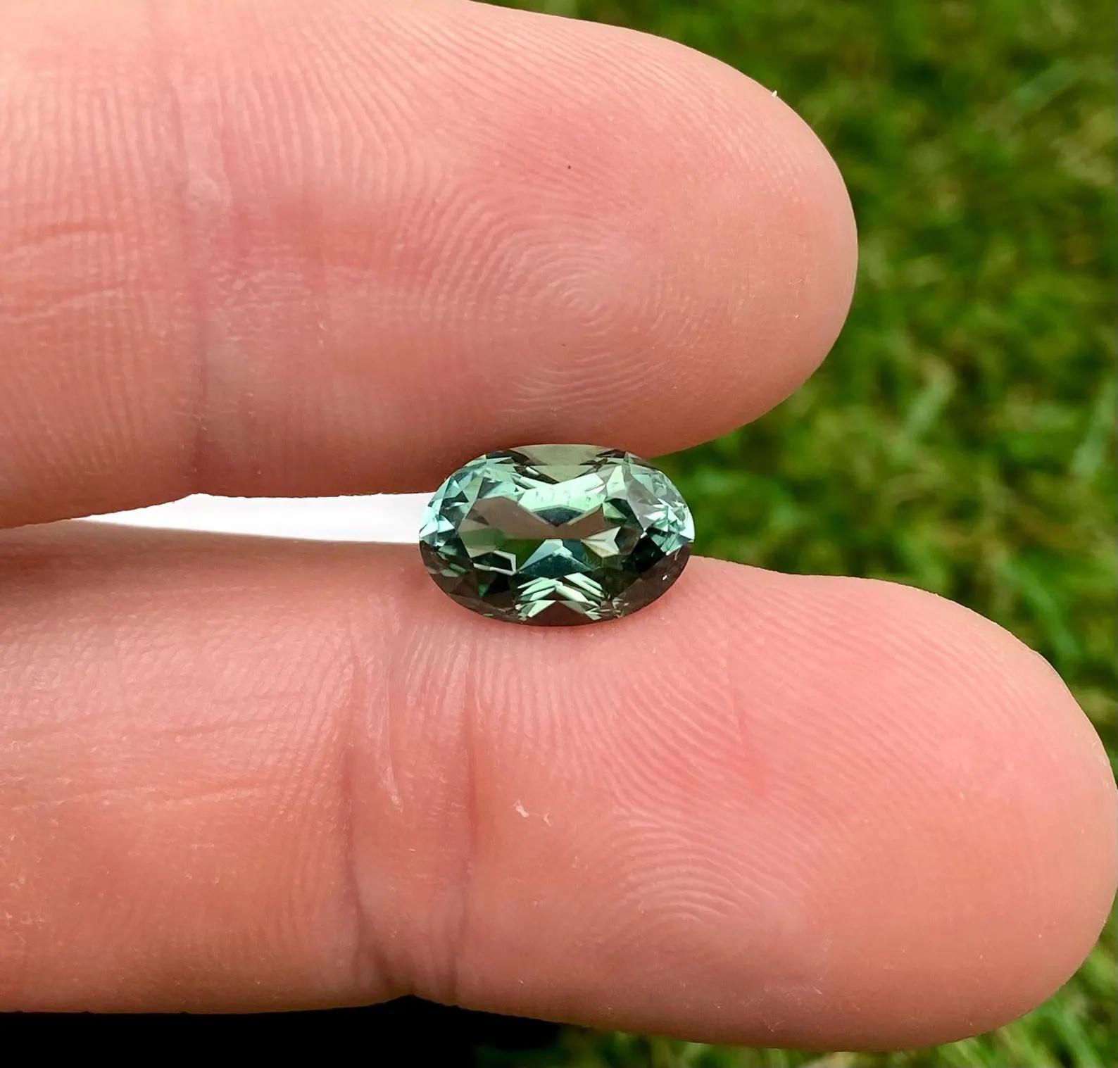 Tourmaline Naturelle 3.21 Ct. pierre précieuse en vrac, taille ovale, Nigeria , Certificat. en vente 1