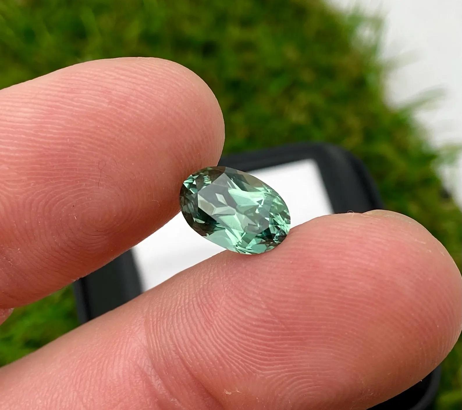 Tourmaline Naturelle 3.21 Ct. pierre précieuse en vrac, taille ovale, Nigeria , Certificat. en vente 3