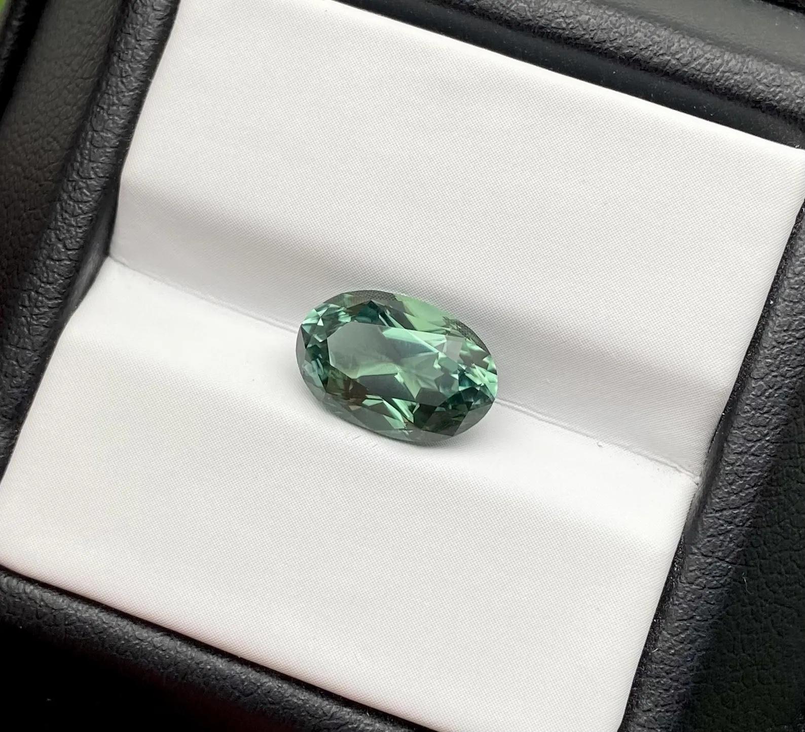 Tourmaline Naturelle 3.21 Ct. pierre précieuse en vrac, taille ovale, Nigeria , Certificat. Unisexe en vente