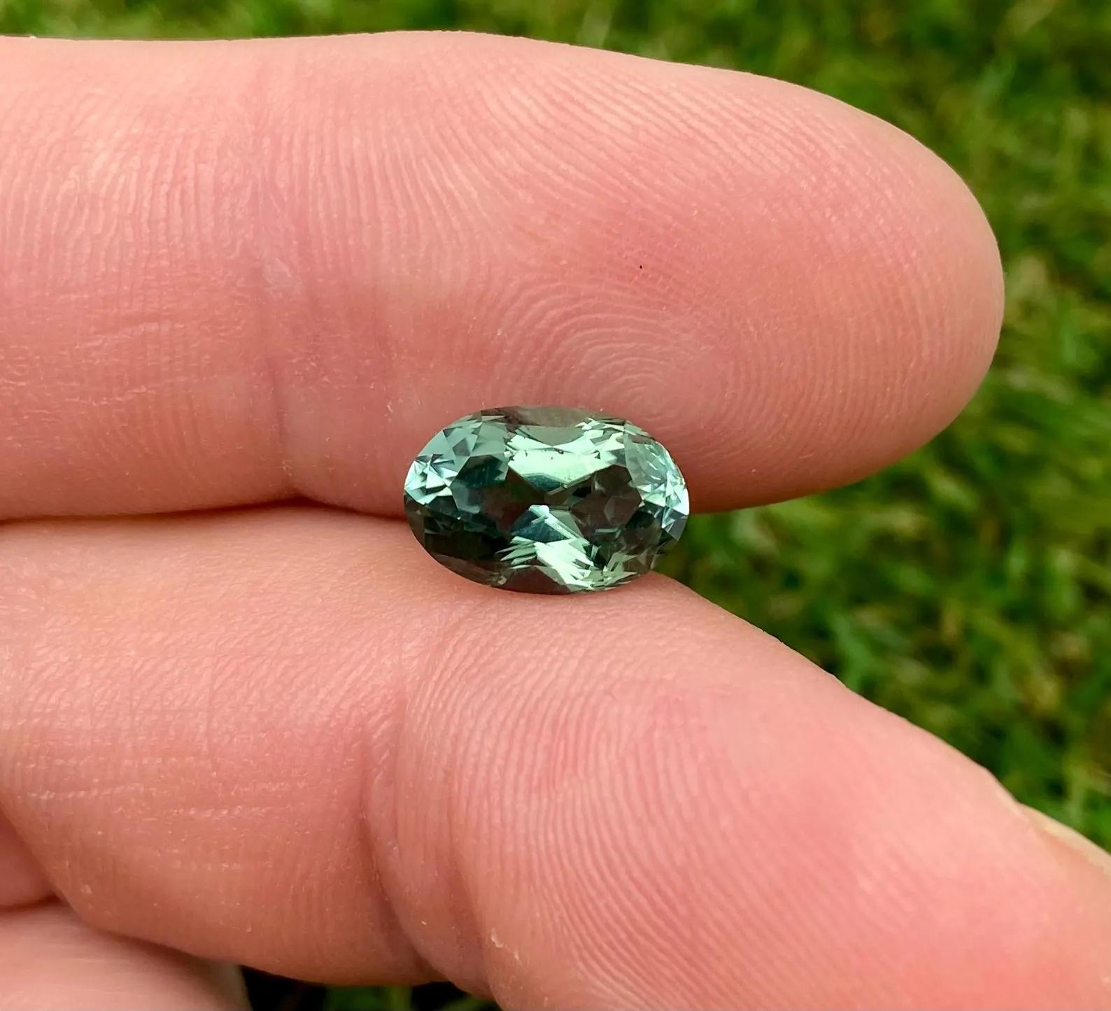 Tourmaline Naturelle 3.21 Ct. pierre précieuse en vrac, taille ovale, Nigeria , Certificat. en vente 4