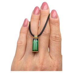 Tourmaline 10Ct Blue-Green pendant, 18 Karat Yellow gold, certificate