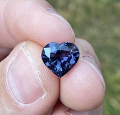 Zertifiziert als Naturstein, 4,07 Karat. Violetter Spinell als loser Edelstein, Herzform, Herkunft: Tansania