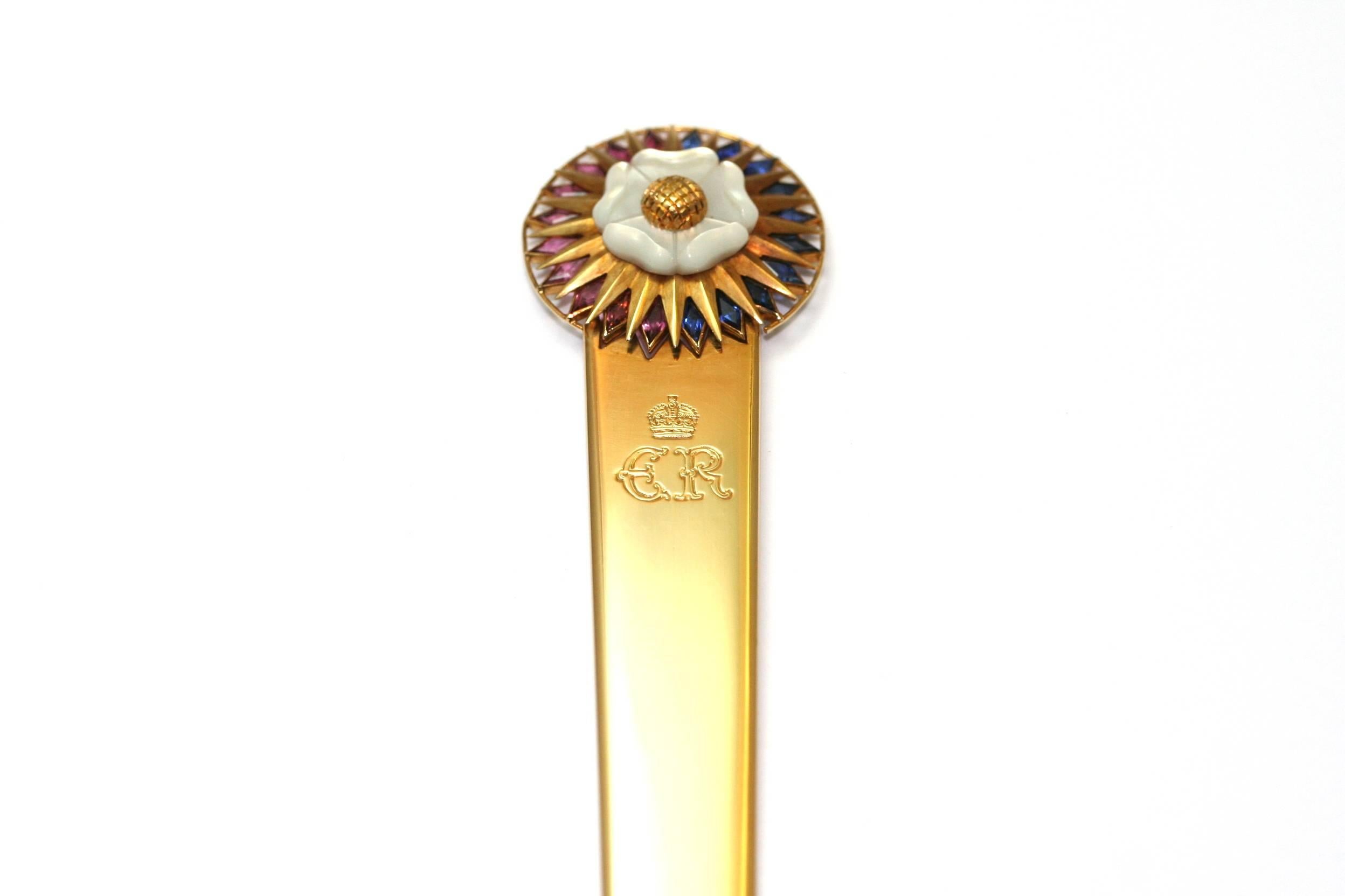 CARTIER LONDON,  Letter Opener King Edward VIII in yellow gold, engraved ER, on the top a stylized flower on mother of pearl, blue and pink sapphires. Signed.
comes with Cartier original box.

All the History surrounding this letter opener makes