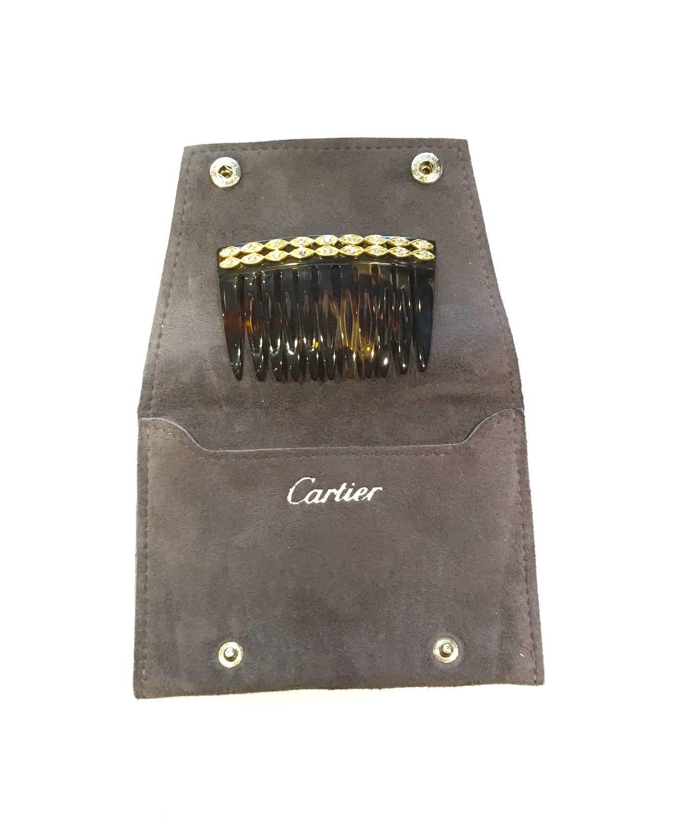 Comb in tortoiseshell, the top decorated with two lines in yellow gold and diamonds.
Signed Cartier and numbered. (9,3 grams)