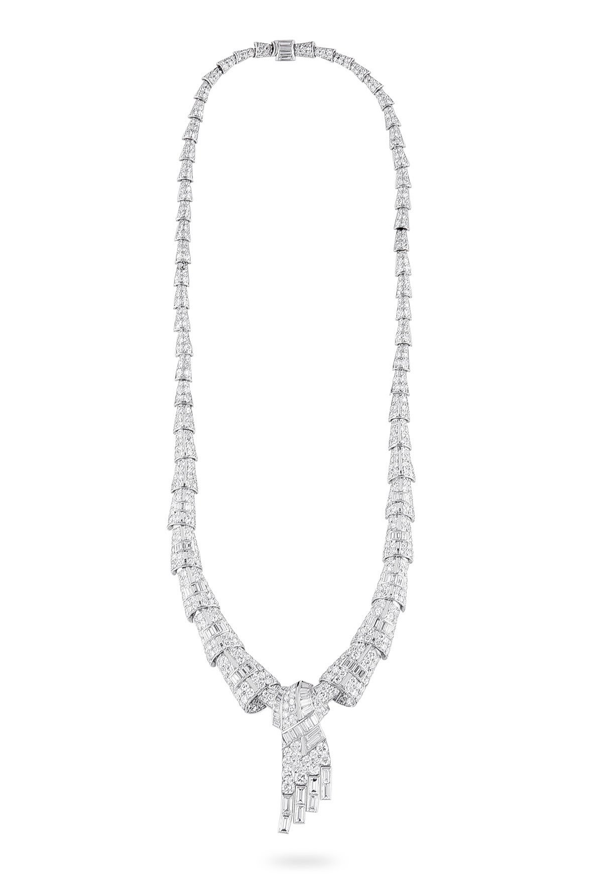1930 Necklace in platinum paved with round and baguette cut diamonds, length 39cm, pattern height 4cm (40,35grs)