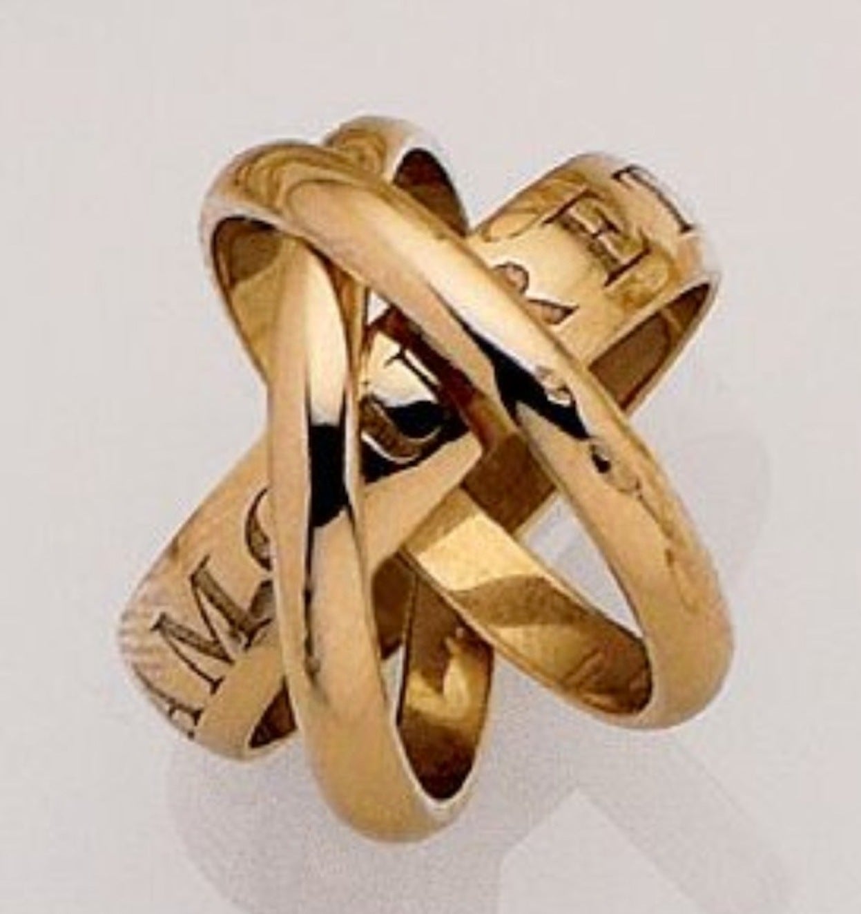 Cartier Trinity, three colors of gold intertwined, one engraved. Size 7. 1998.

11.65 gr.