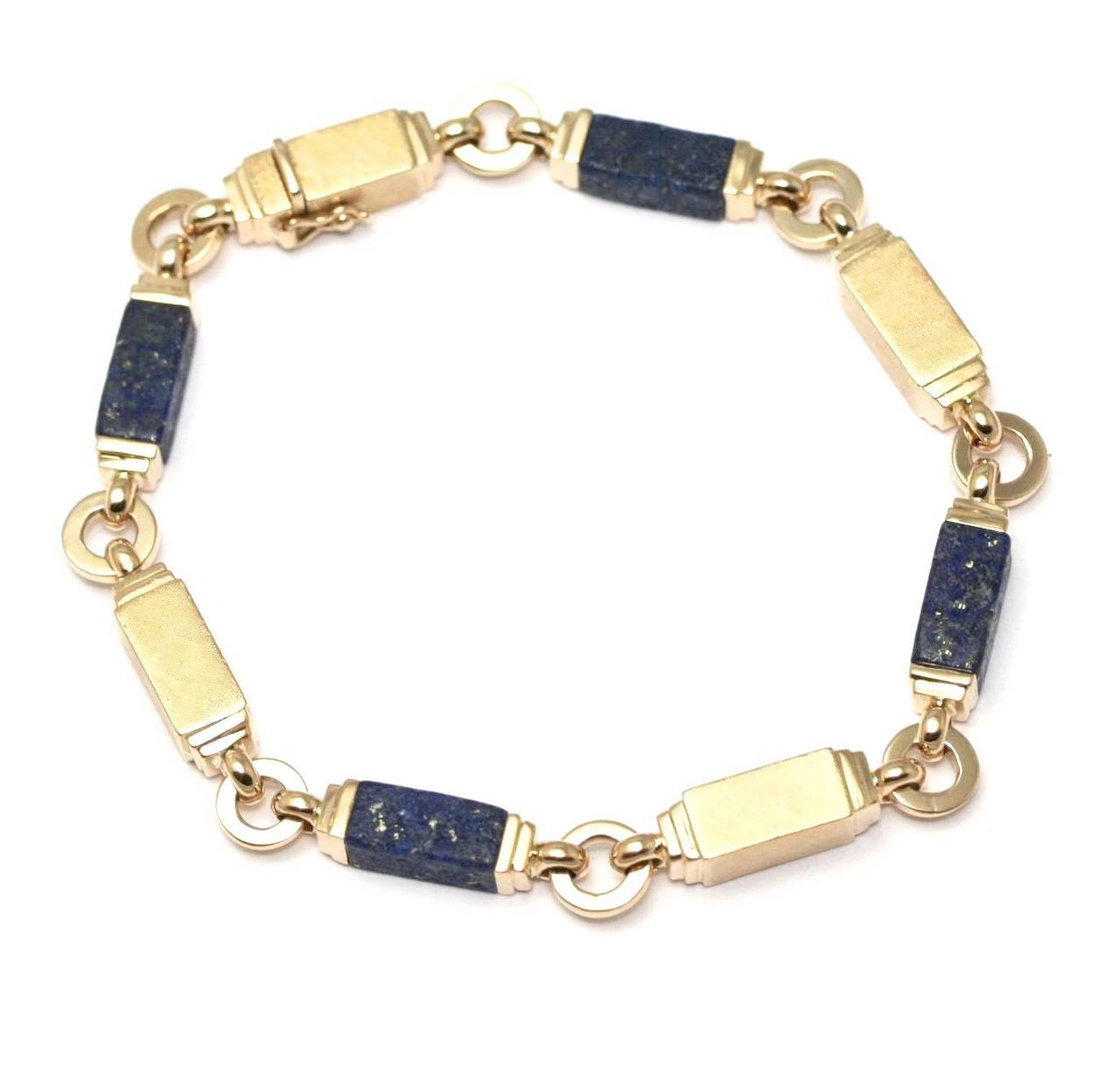 Three bracelets in matt yellow gold adorned with cubic lapis lazuli, carnelian and green chalcedony, length 19cm (83,35grs)