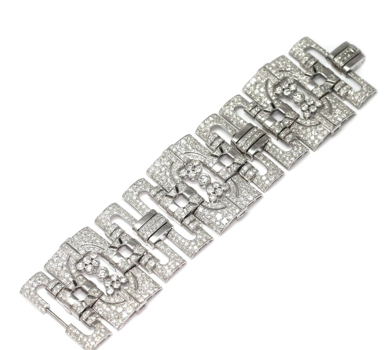 Circa 1930 Bracelet in platinum set with 38 carats of round cut diamonds, 185mm (99 grams)