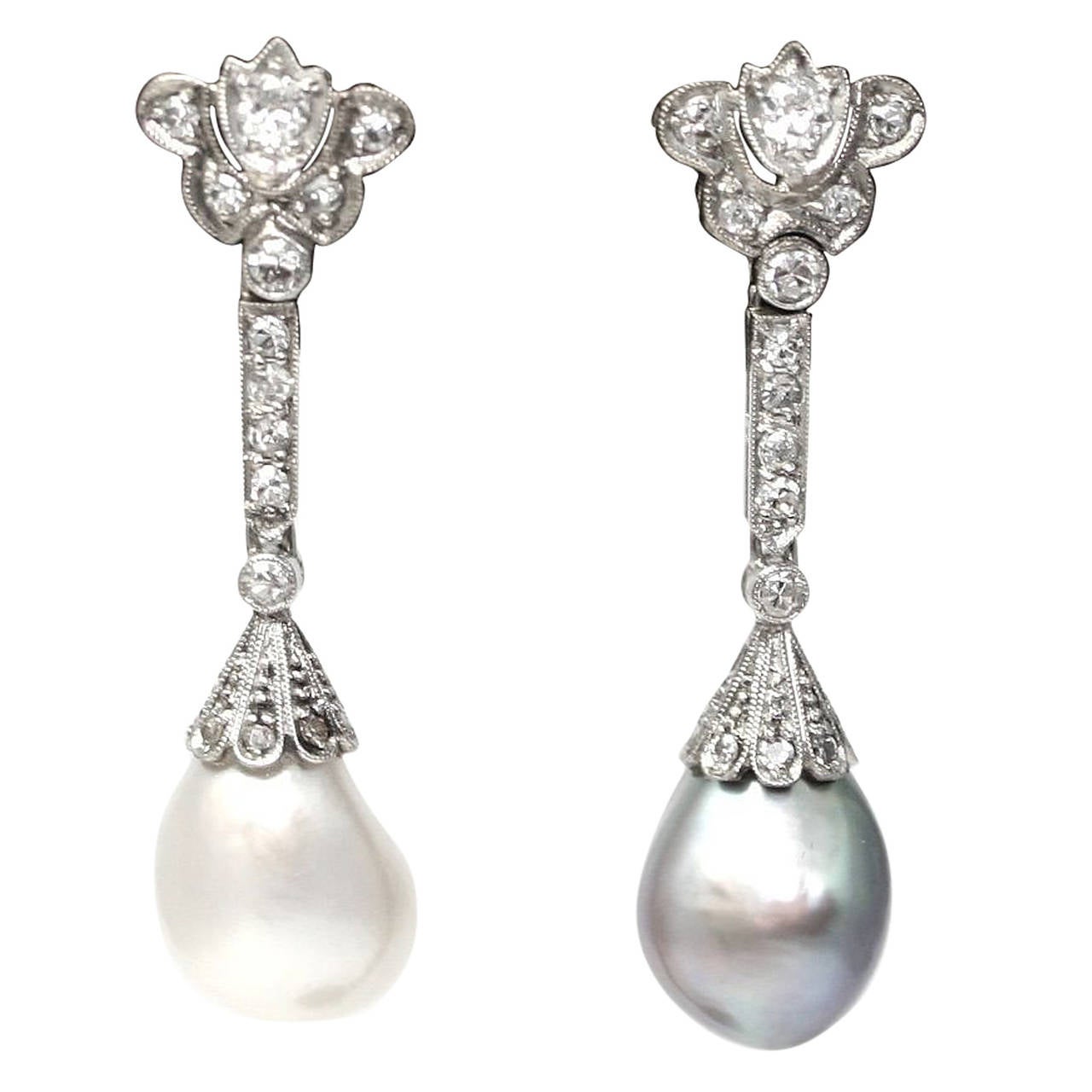 ART DECO Pair of ear pendants in platinum set with a line of old or 8/8 cut diamonds retaining a natural pearls (sea water), one cream white of 6.30 carats, one gray of 5.47 carats, length: about 3.6 cm, LFG certificates (7,4 grams)