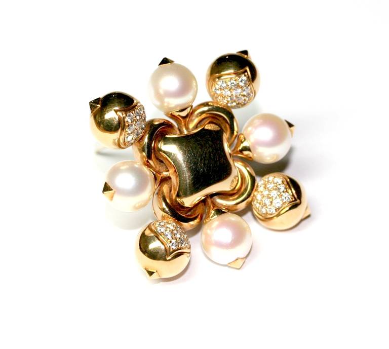 Bulgari brooch decorated with four pearls, yellow gold set with diamonds, signed and numbered 2337AL, size 4cm (32,65grs)