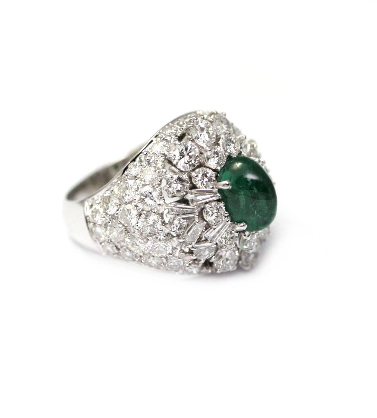 Dome ring set with 5 carats of diamonds and a 2.68 carats sugarloaf emerald In Excellent Condition For Sale In Monte Carlo, MC