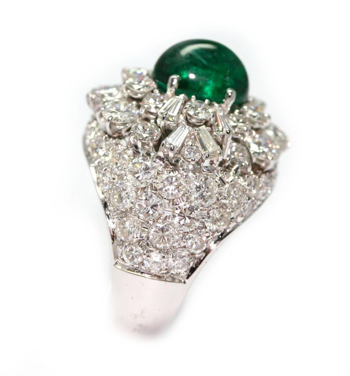 Women's Dome ring set with 5 carats of diamonds and a 2.68 carats sugarloaf emerald For Sale
