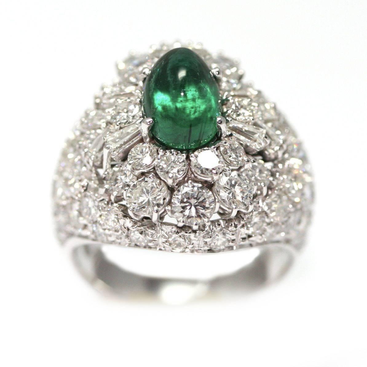 Sugarloaf Cabochon Dome ring set with 5 carats of diamonds and a 2.68 carats sugarloaf emerald For Sale