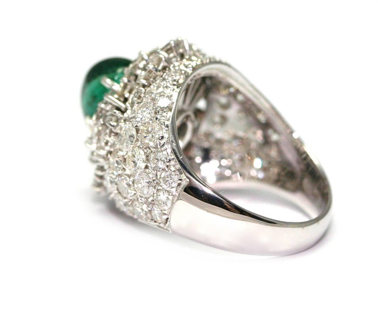 Dome ring set with 5 carats of diamonds and a 2.68 carats sugarloaf emerald For Sale 1