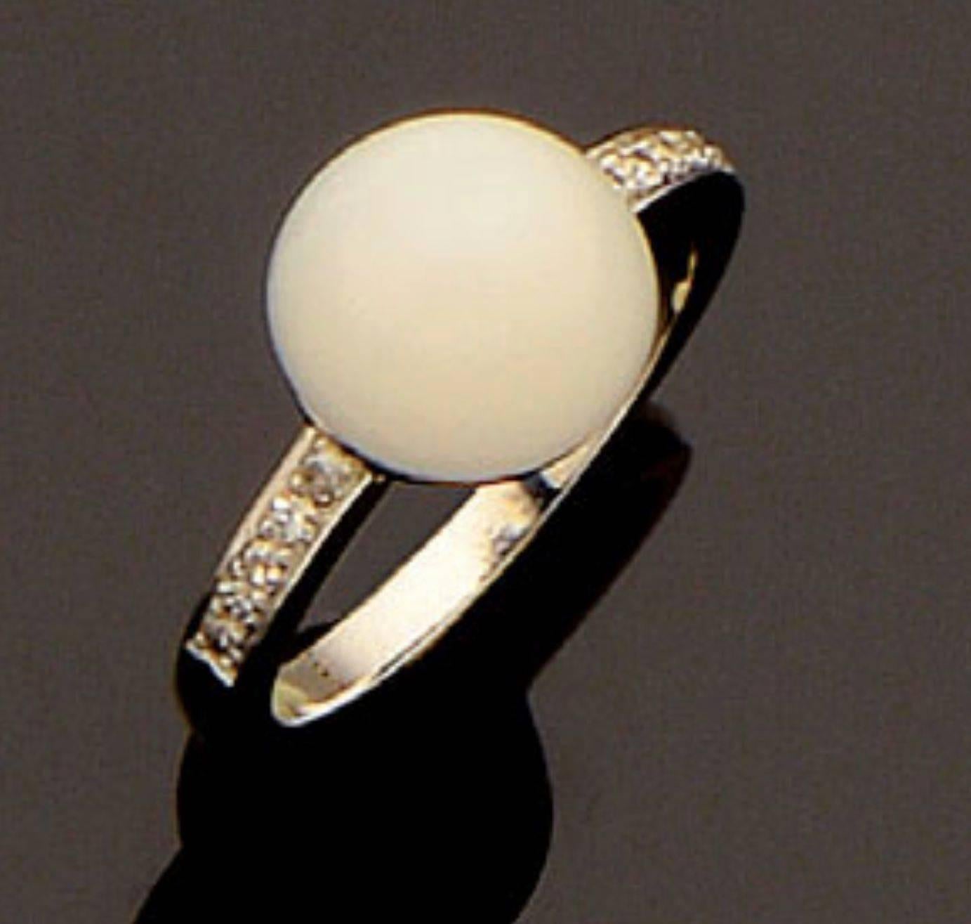 Ring adorned with a white natural non ‘mother of pearl’ button pearl of 7.76 carats carat in white gold set with diamonds, LGFG certificate (7.15 grams)