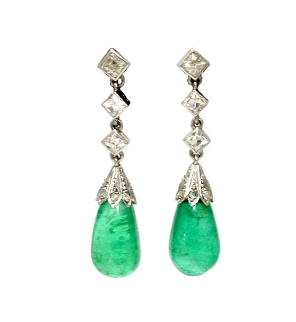 ART DECO Pair of earrings in platinum with french assay marks , each adorned with three french cut diamonds and a Columbian drop cut emerald of 14 carats (7.8 grams)