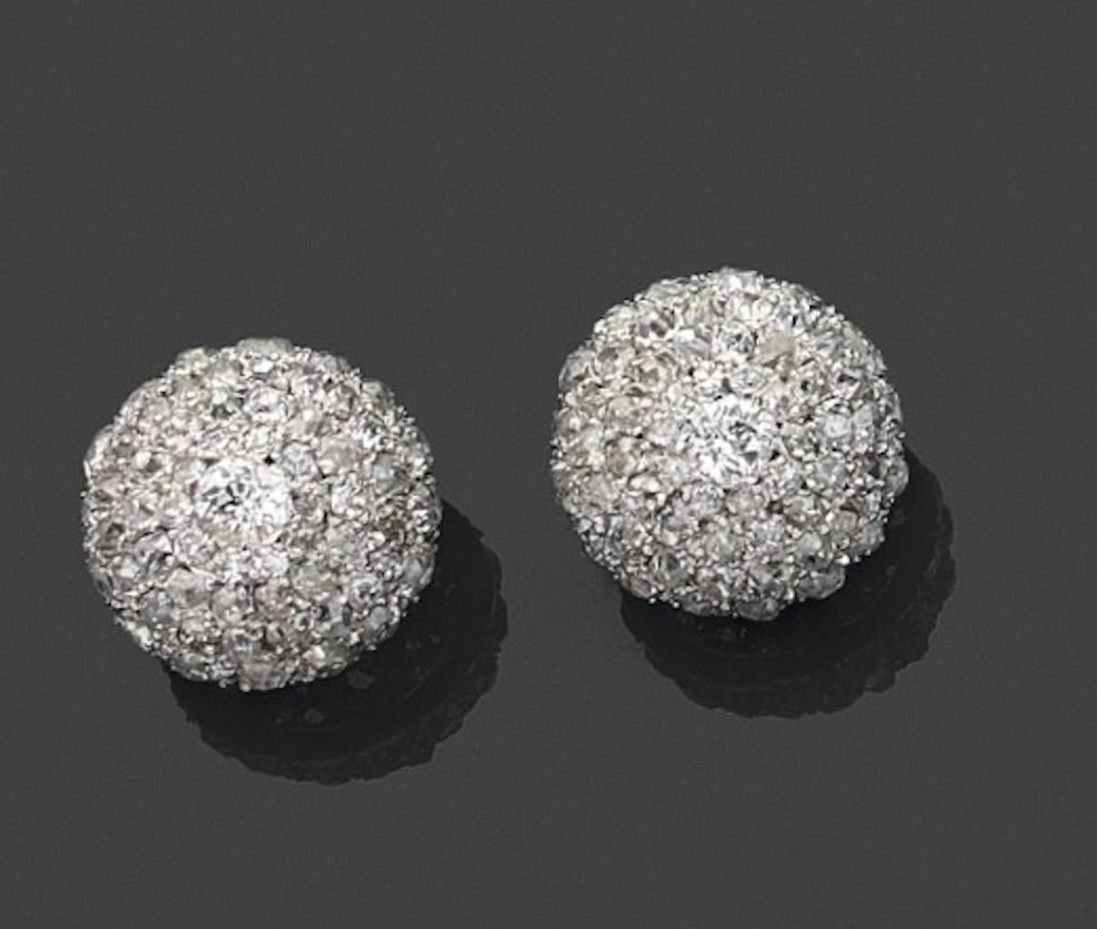 Pair of earrings in white gold and platinum set with old cut diamonds in GH color, VVS SI clarity, diameter 1.5 cm (7,19 grams) Provenance collection of her Highness Princess Antoinette of Monaco