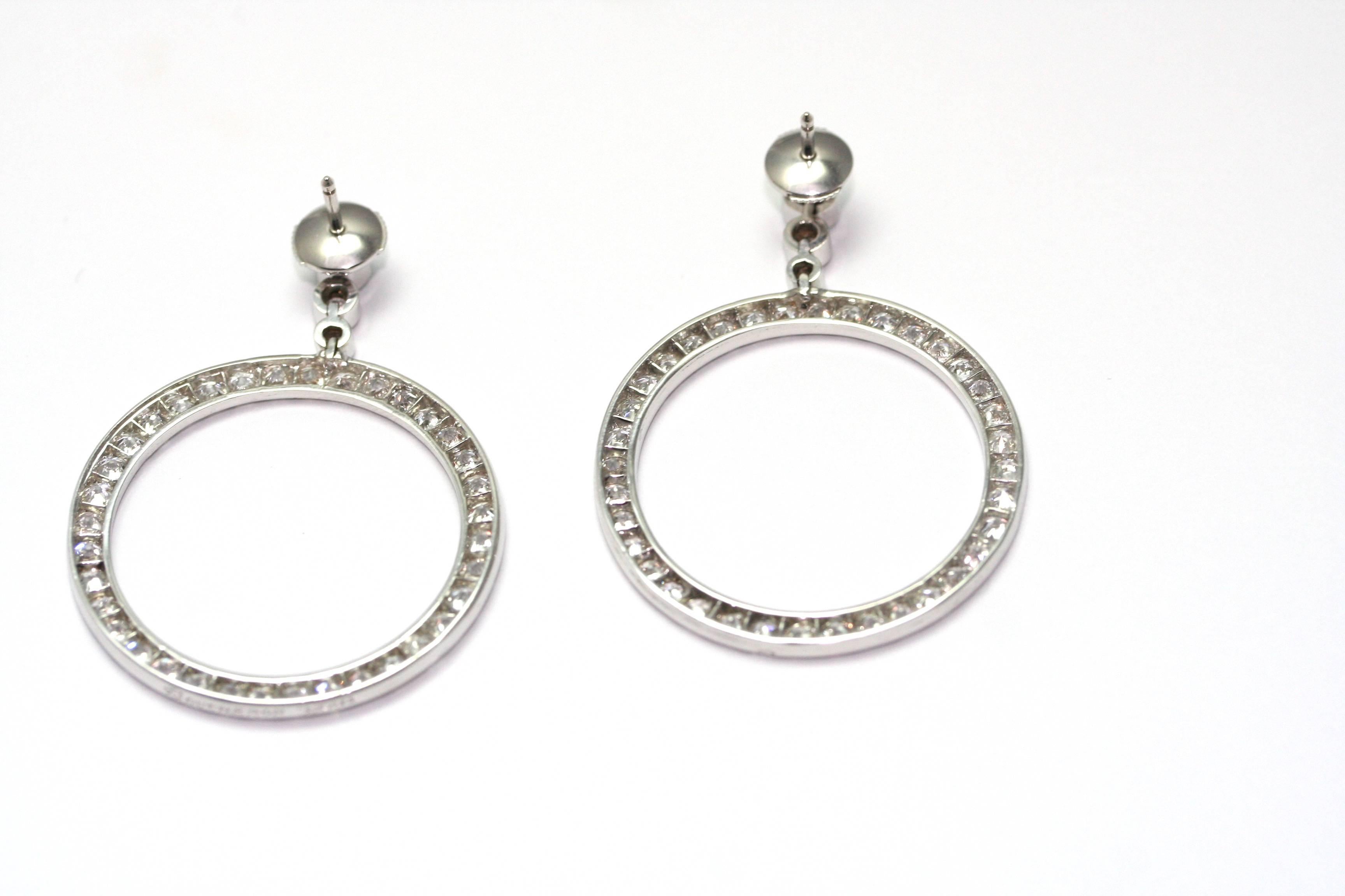 BOUCHERON Paris Pair of earrings circa 1930, creoles, in platinum set with diamonds carved in brilliant.
Signed. 
(11,55 grs)