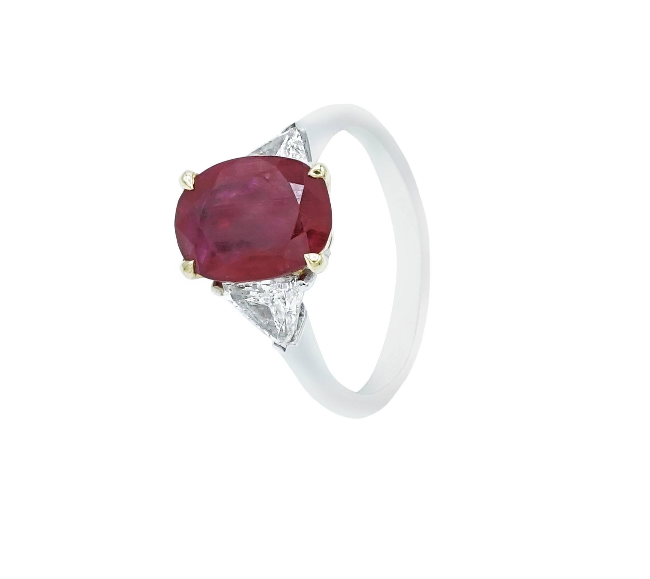 Ring in white and yellow gold set with a 3,10 carats ruby not heated with two triangle diamonds on its side.
SSEF Certificate. 
Ring size (French Size) : 54
(4,6 grs)