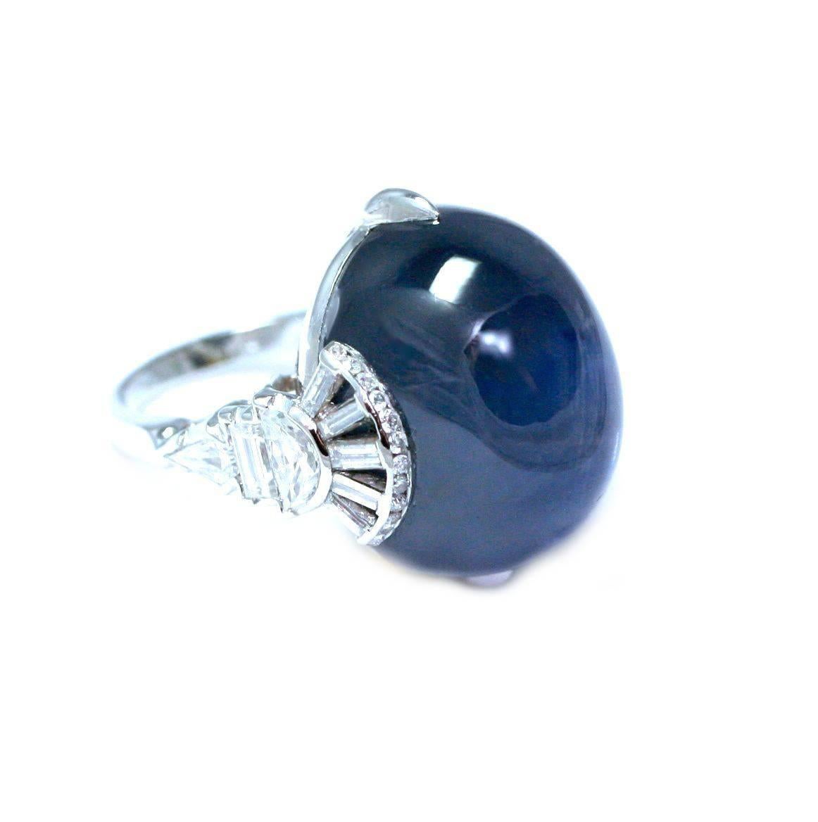 ART DECO Ring set with a cabochon star sapphire, mounting in platinum set with diamonds, ring size 4 3/4  (23,9 grams)