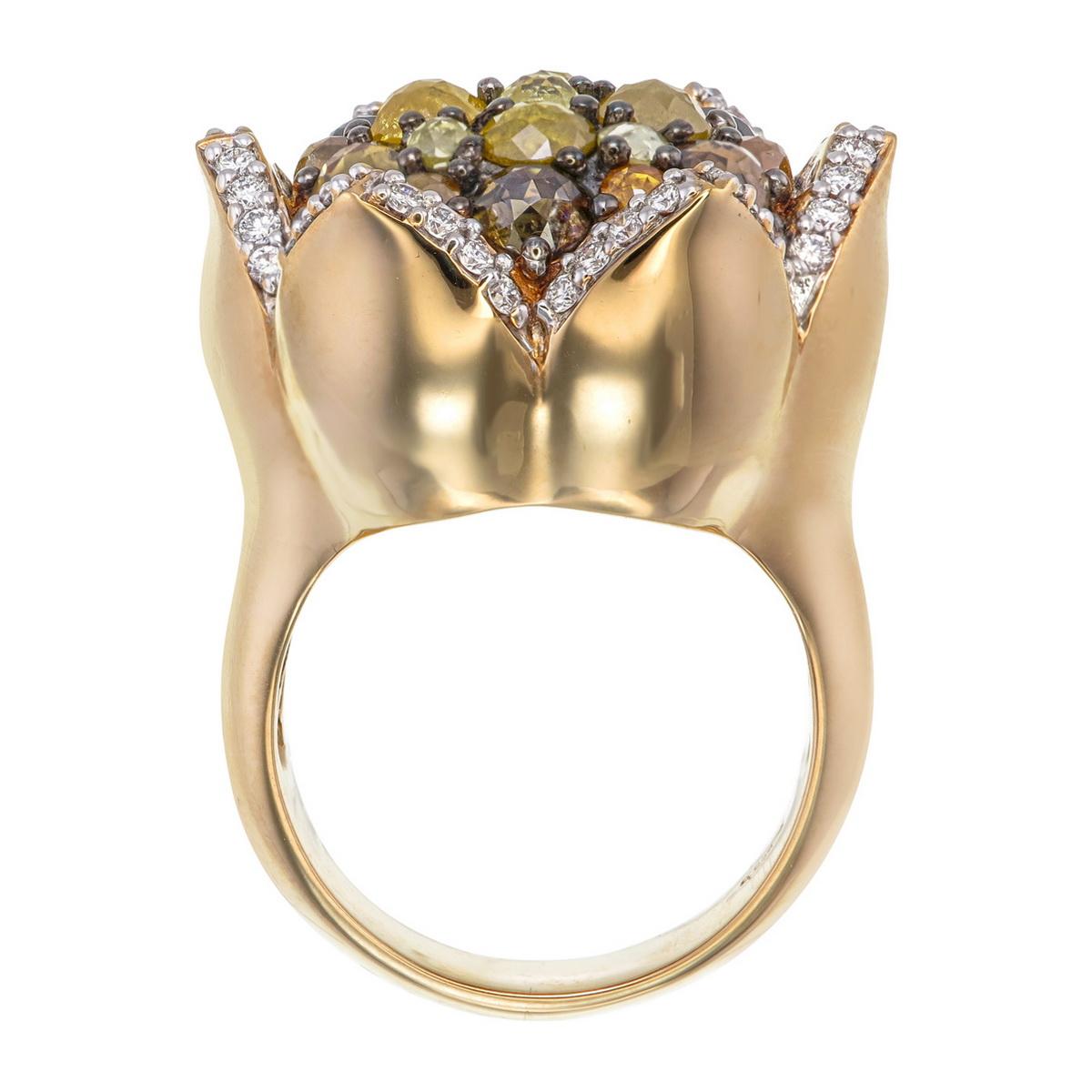 Contemporaneo Anello con diamanti di colore misto e fantasia di ispirazione floreale in oro rosa 18 carati in vendita