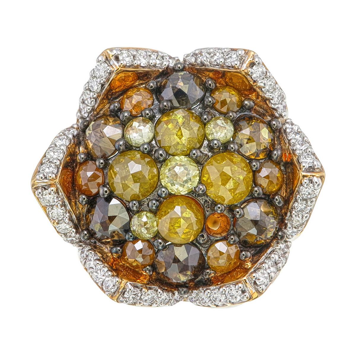 Ti presentiamo questo straordinario anello con diamante Fancy Mixed Color, un pezzo accattivante che unisce colori audaci a un'elegante lavorazione artigianale.

Al centro c'è un vibrante gruppo di diamanti rotondi taglio tambuli in un bellissimo