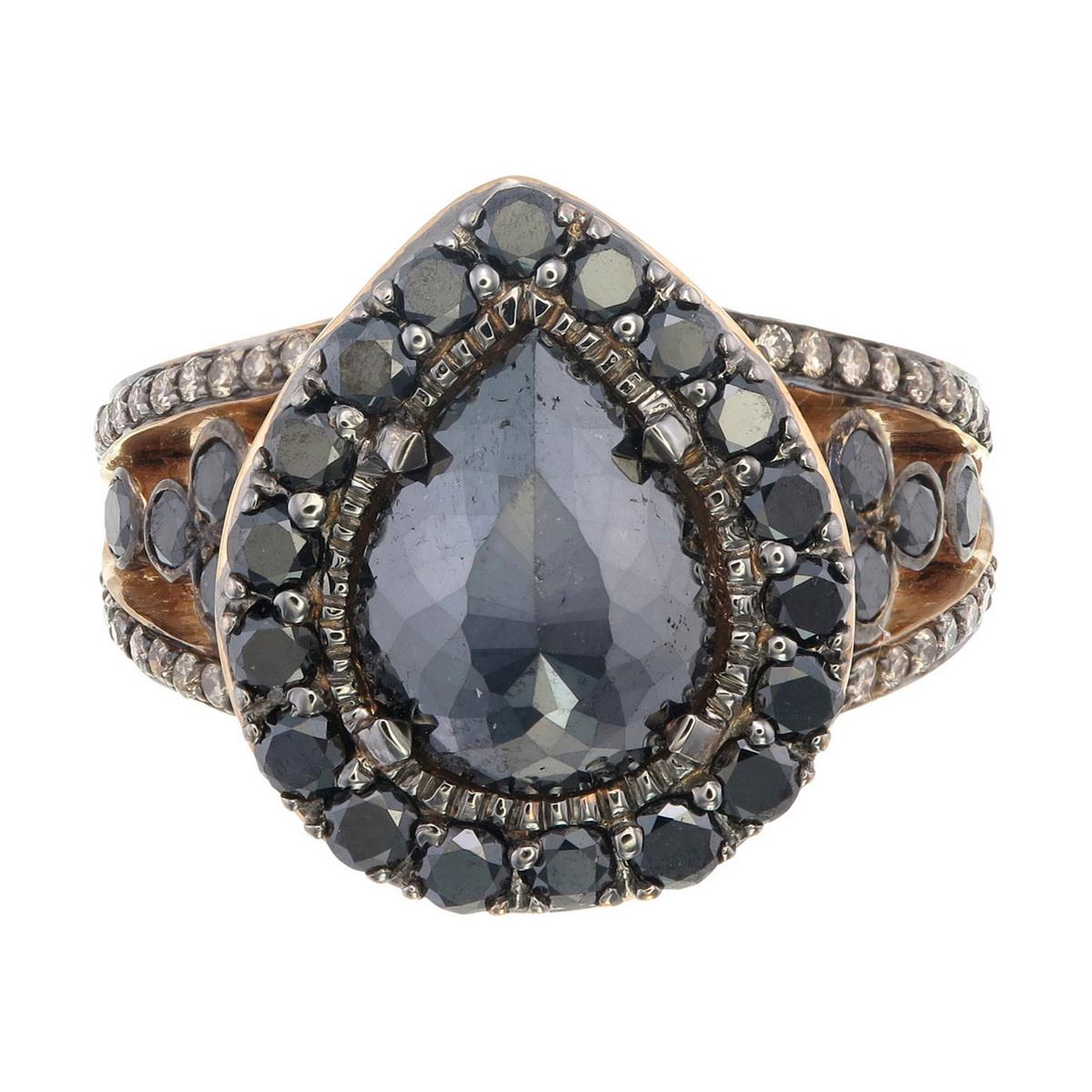 Ti presentiamo questo audace e bellissimo anello con diamante nero Fancy, un pezzo indimenticabile che unisce l'eleganza moderna a un tocco di drammaticità.

Al centro c'è un sorprendente diamante nero rotondo da 3,17 carati con taglio tambuli,