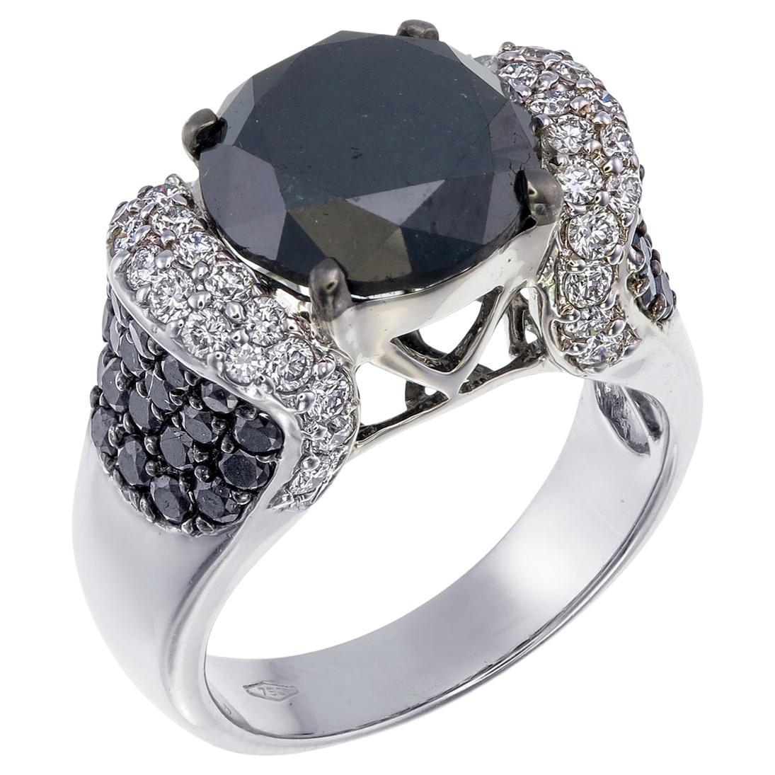 Anello da cocktail in oro bianco 18 carati con diamante nero centrale